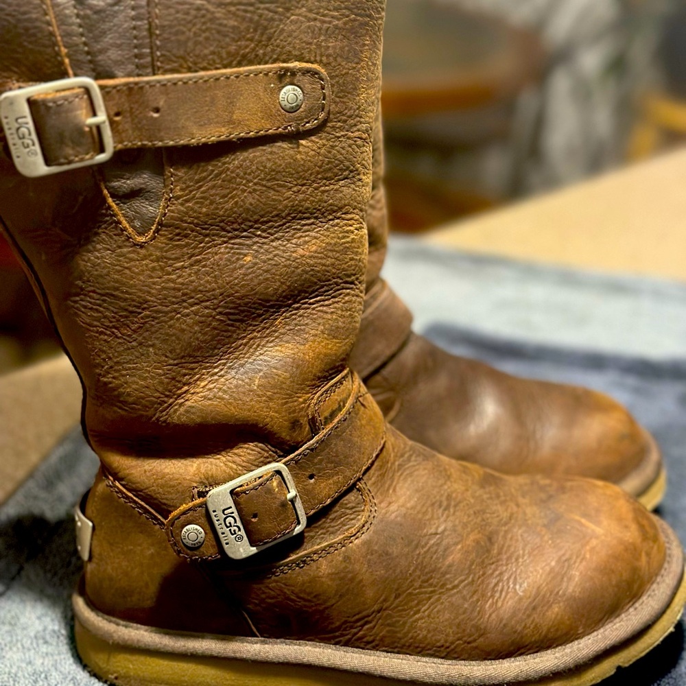 Used Women UGG boots Size 6. Great condition. Color is Mocha Brown.